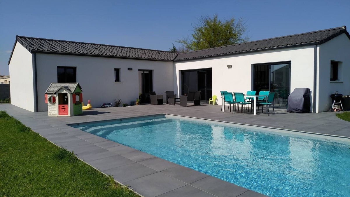 Tonnay-Charente House | Contemporary villa with pool