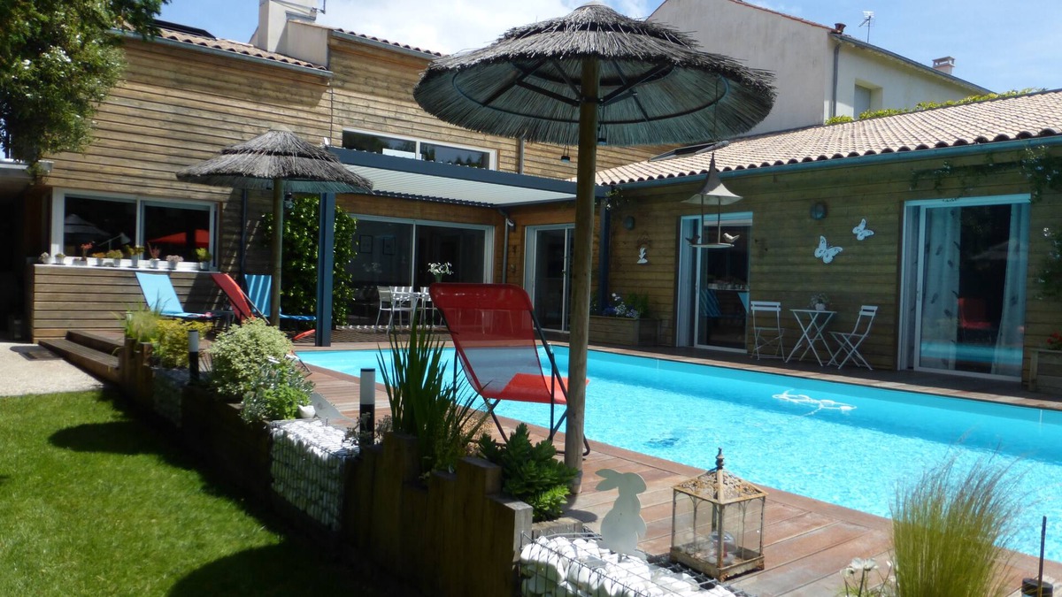 Lagord Villa | Contemporary villa of 160 m2 with swimming pool in enclosed park with trees