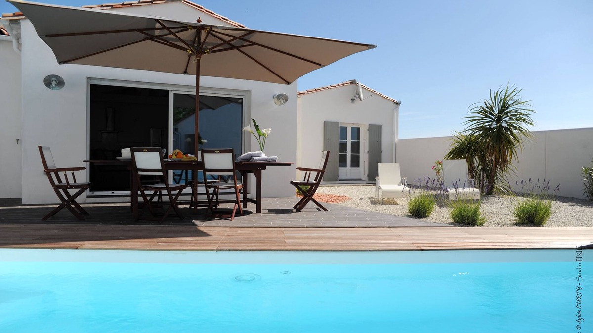 La Flotte House | CONTEMPORARY VILLA WITH INDIVIDUAL HEATED POOL, WIFI