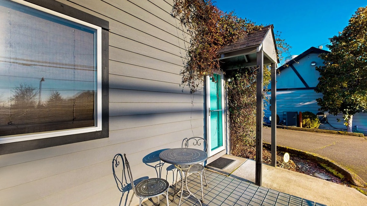 Dundee Cottage | Contemporary wine country cottage with deck in the heart of Dundee