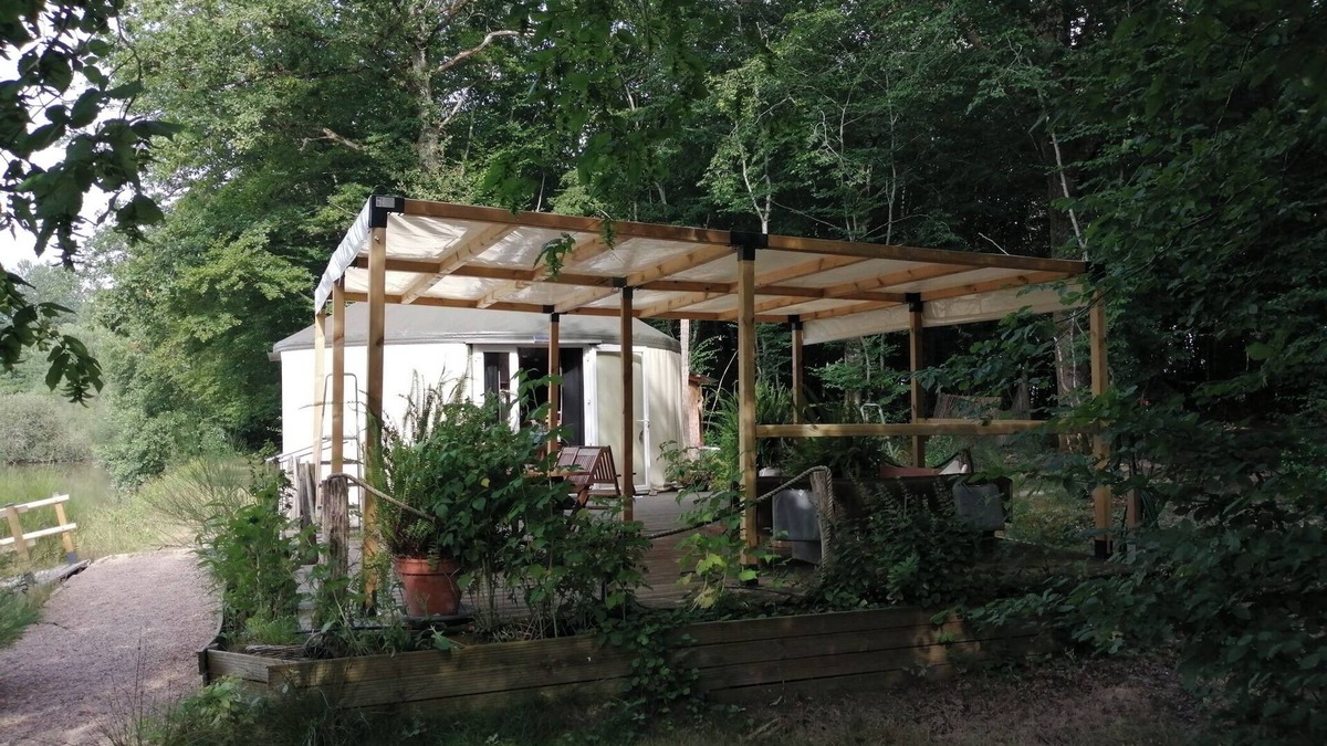Saint-Yan Ski Chalet | Contemporary yurt on the edge of a pond (fishing) ALL NEW