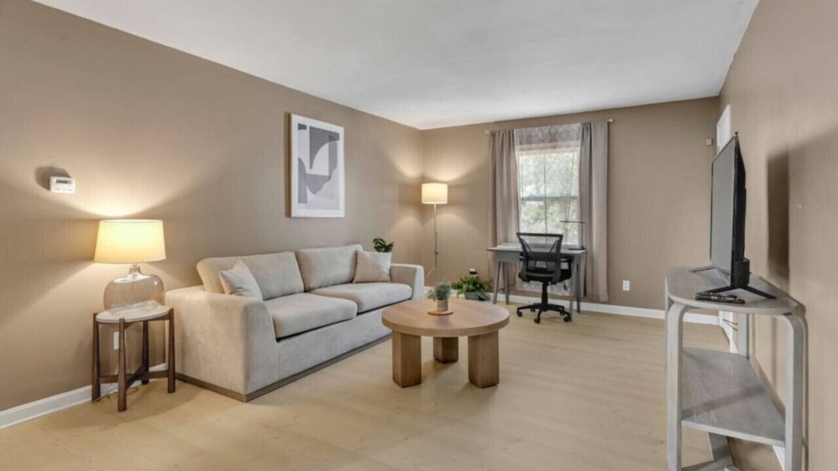 Newburgh Apartment | *Contract-Worker Friendly* Convenient 1 Bedroom