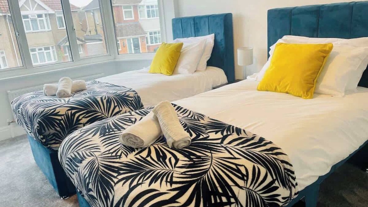 Dunstable House | Contractor Friendly | 2 Bath |Free Parking | Wifi