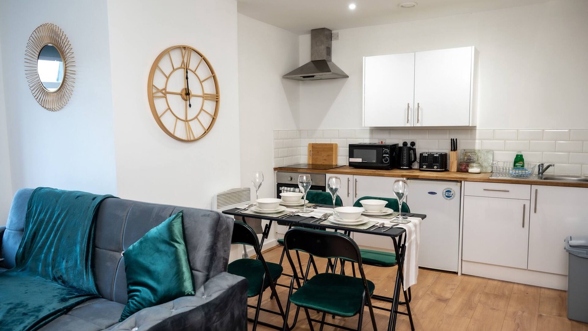 Leeds Apartment | Contractor Stay Near Kirkstall Shopping Centre