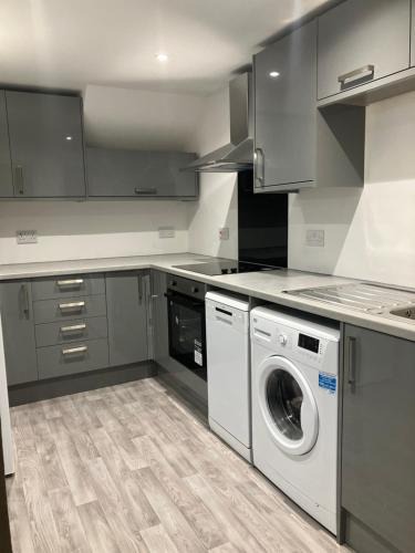 North Glasgow Apartment | CONTRACTOR STAYS WELCOME newly refurbished 2 bedroom apartment sleeps 5 with free SECURE parking and WiFi Fully Fitted Kitchen with Washer Dryer Weekly bedding change and hoover Long Term Stay Rate available 3 miles from City Centre