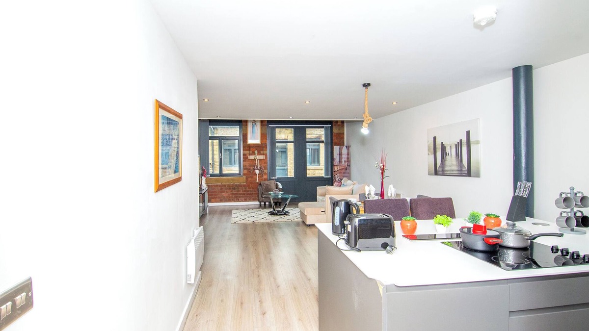 Bradford Apartment | Contractors and Family-Friendly Apartment| Fast Wi-Fi and Free Parking