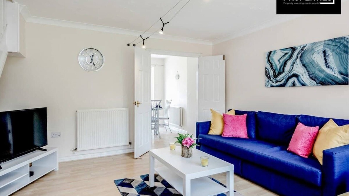 Luton House | Contractors Home 3 Bed 2.5 Bath | Parking | Wifi