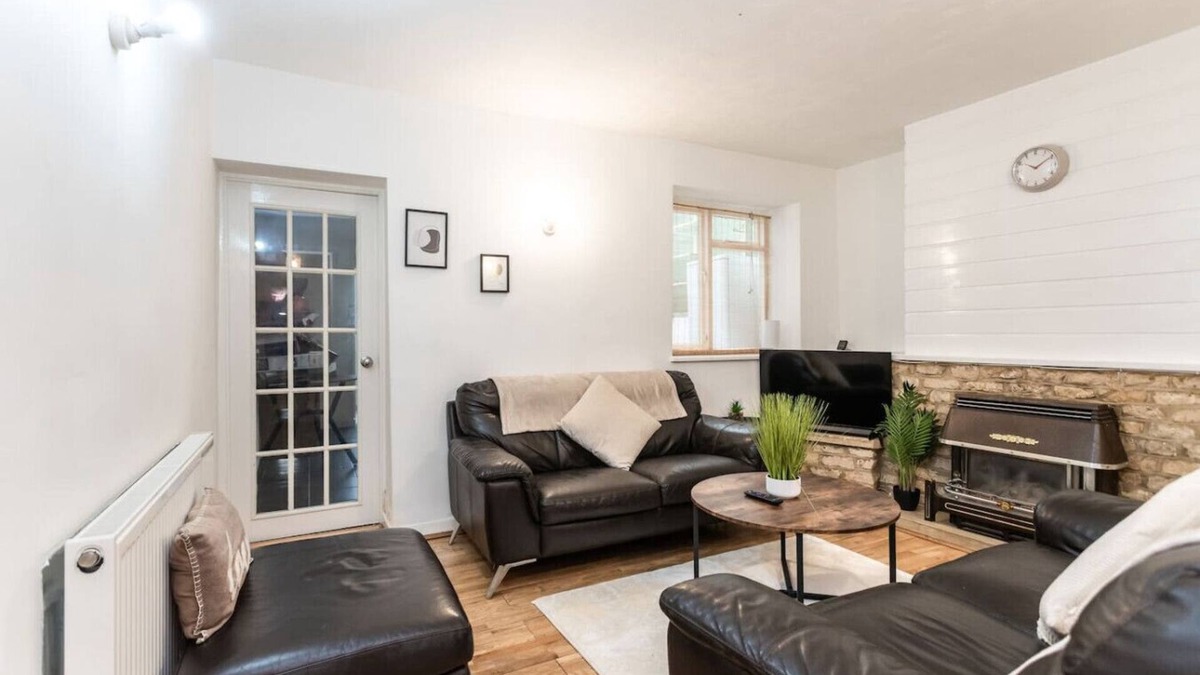 Swindon House | Contractors*Long Stay Discounts*Parking