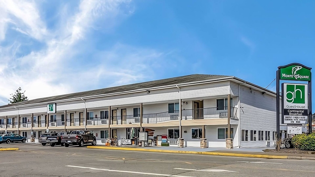 Aberdeen Hotel | Convenience At Its Best! With Free Breakfast, Pets Allowed, Free Parking!