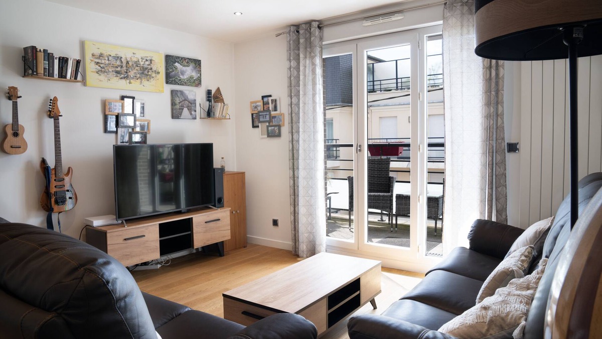 Noisy-le-Grand Apartment | Convenient 2-bedroom apartment near subway