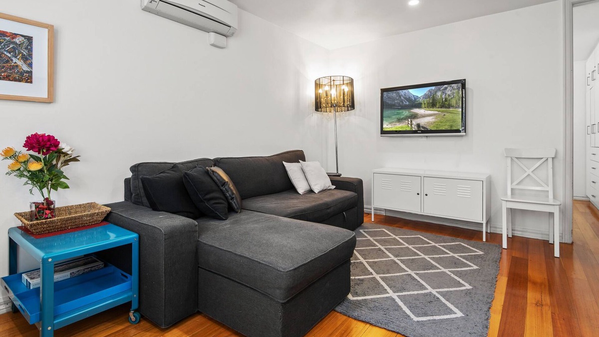 Carlton South Apartment | Convenient Apartment in heart of Carlton