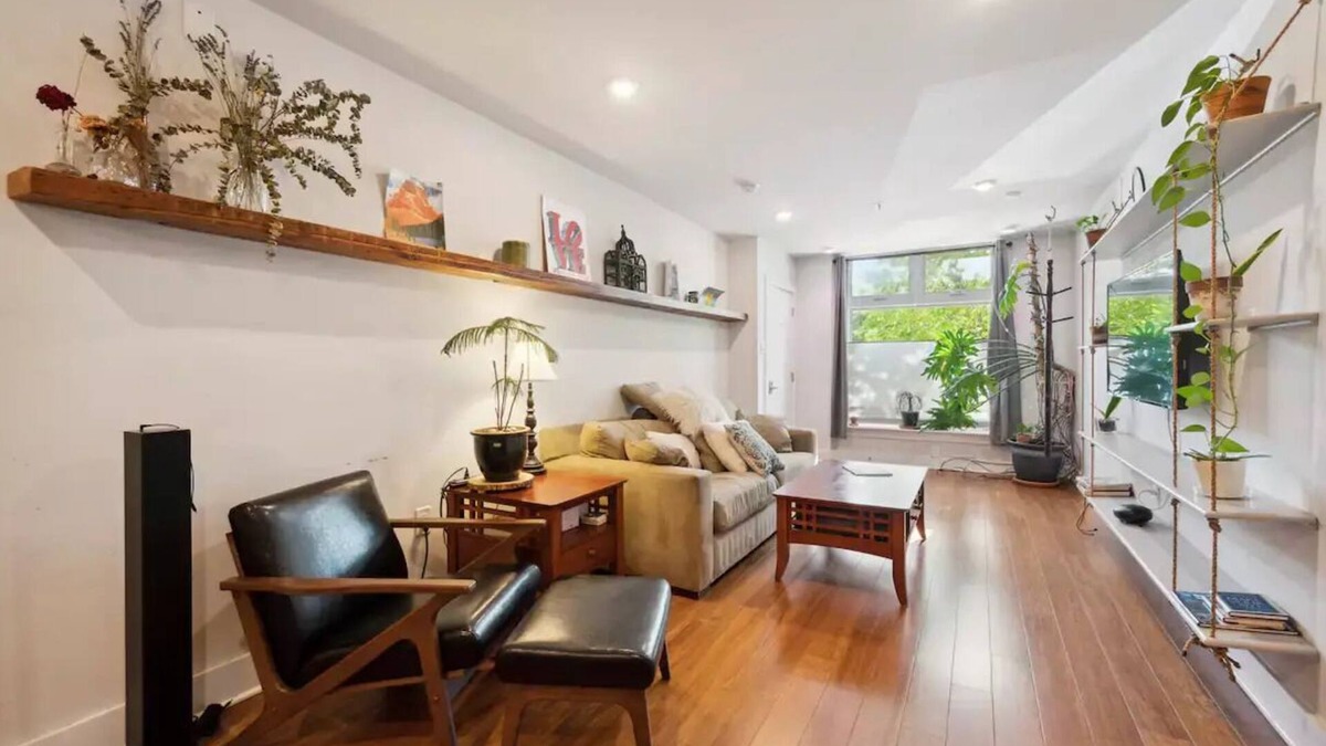 Fairmount House | Convenient Art Museum Apartment