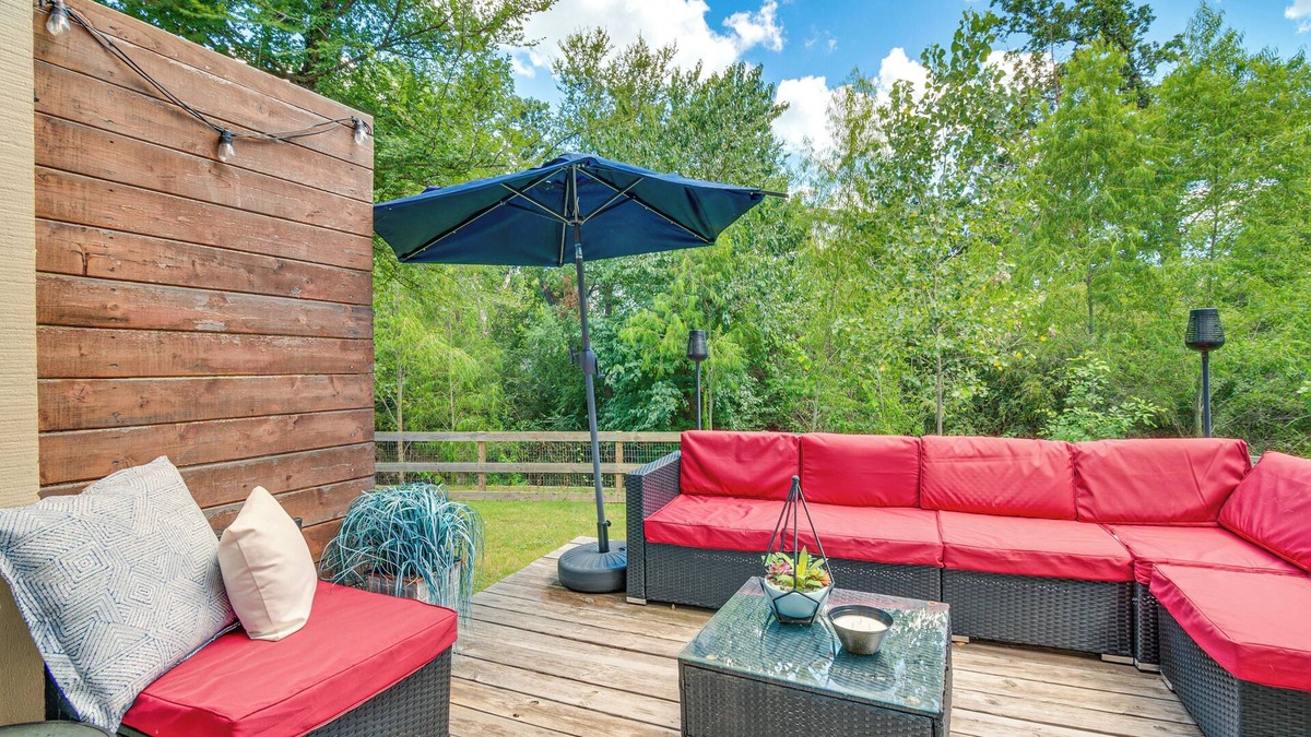 College Station House | Convenient Bryan Townhome w/Patio < 3 Mi to A&M!