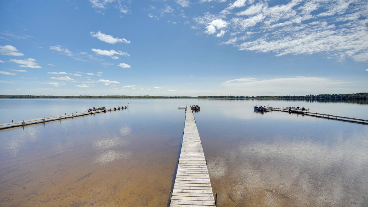 Stone Lake Cabin | Convenient Cabin w/Access to 3 Boat Docks!