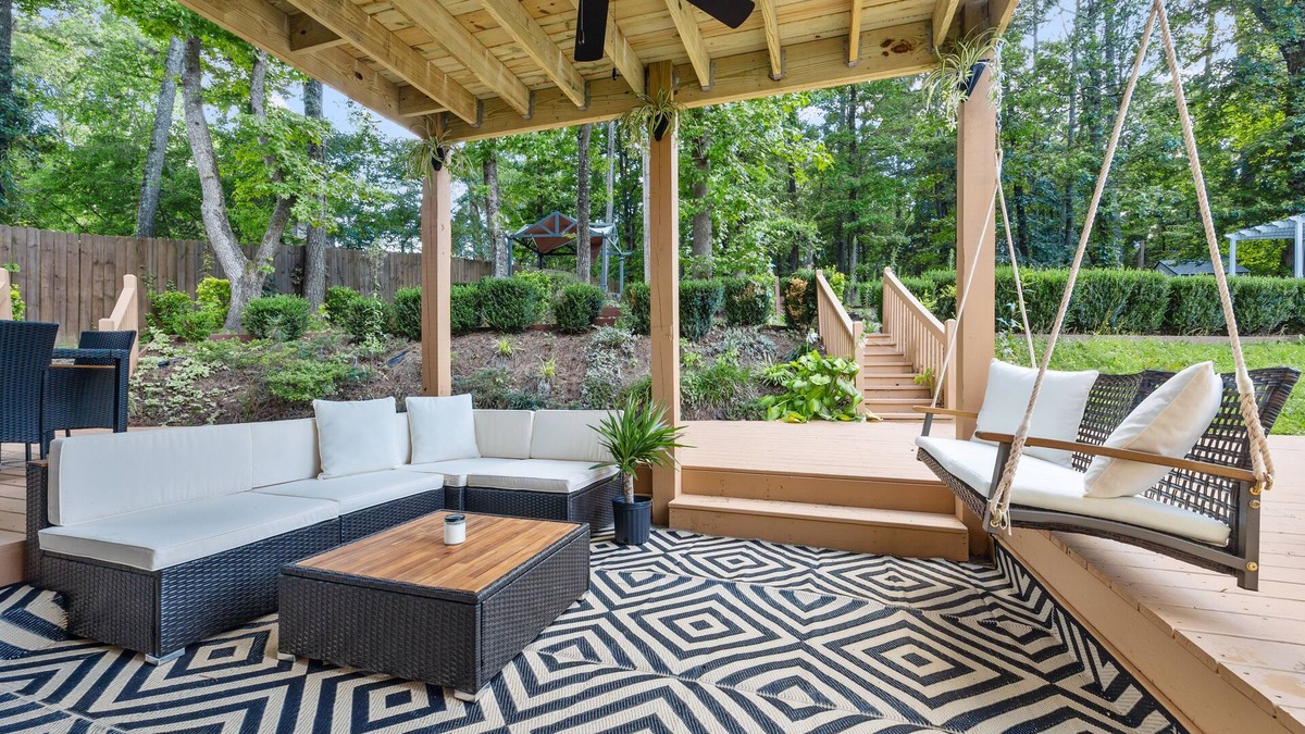 Riverdale House | Convenient City Retreat with MASSIVE Backyard, 10 mins from Airport