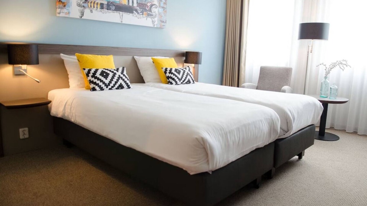 Weert Hotel | Convenient City Stay for Outdoor & Urban Fun! Onsite Dining!