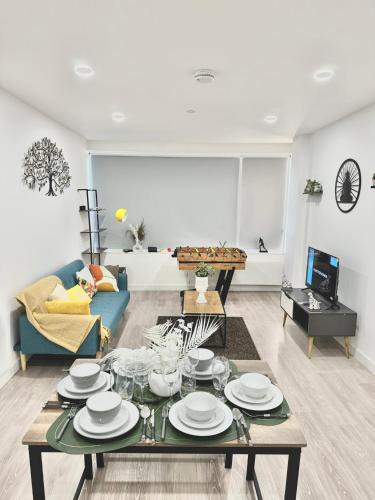 Bracknell Apartment | Convenient Contractor & Family Stay - 5 Guests, Pets Welcome, Parking Included!
