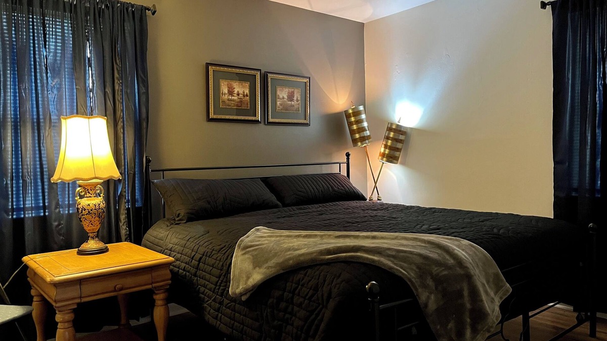 Cullman Apartment | Convenient, curbside Duplex close to Cullman businesses and restaurants!