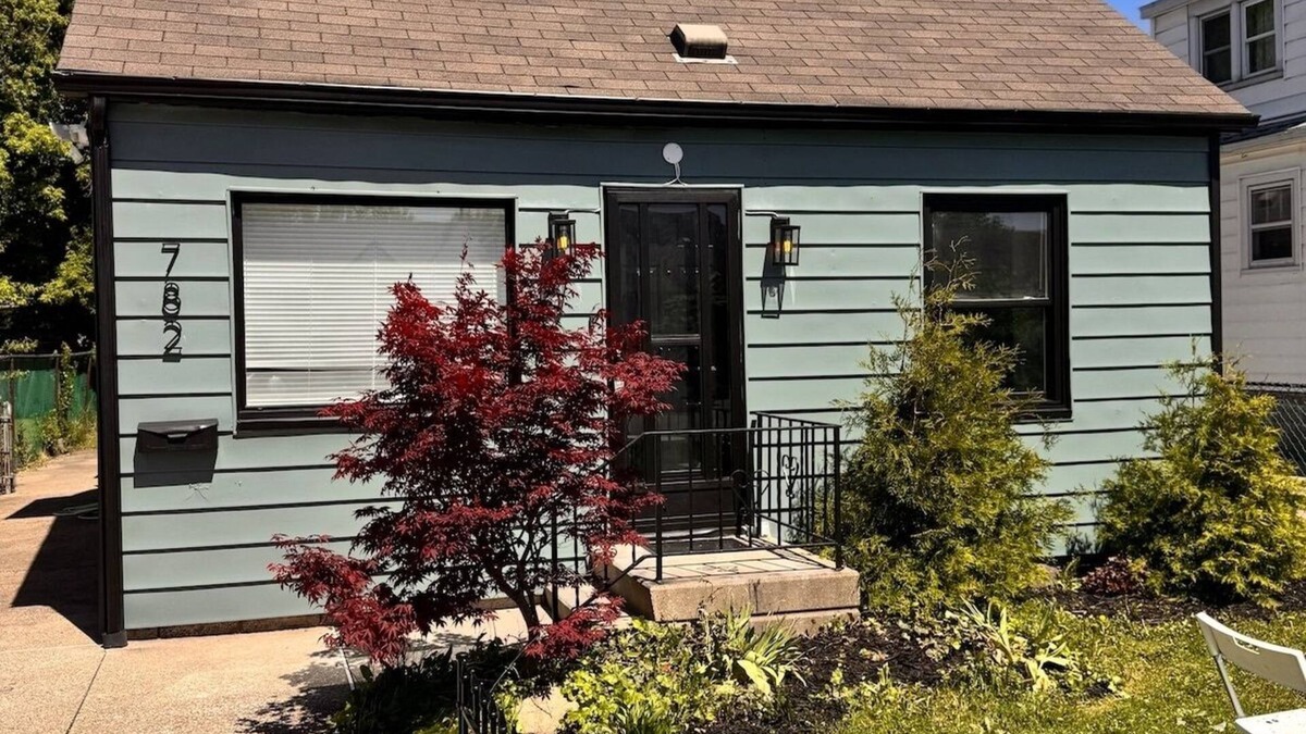 Windsor House | Convenient Family Home in Remington Park