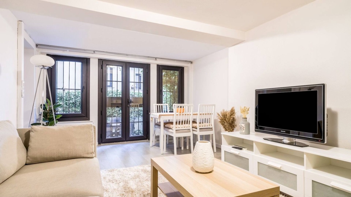 Kabatas Apartment | Convenient Flat w Garden 10 min to Galataport