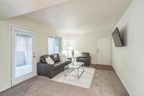 Harlow Apartment | Convenient Getaway Close to Autzen Stadium