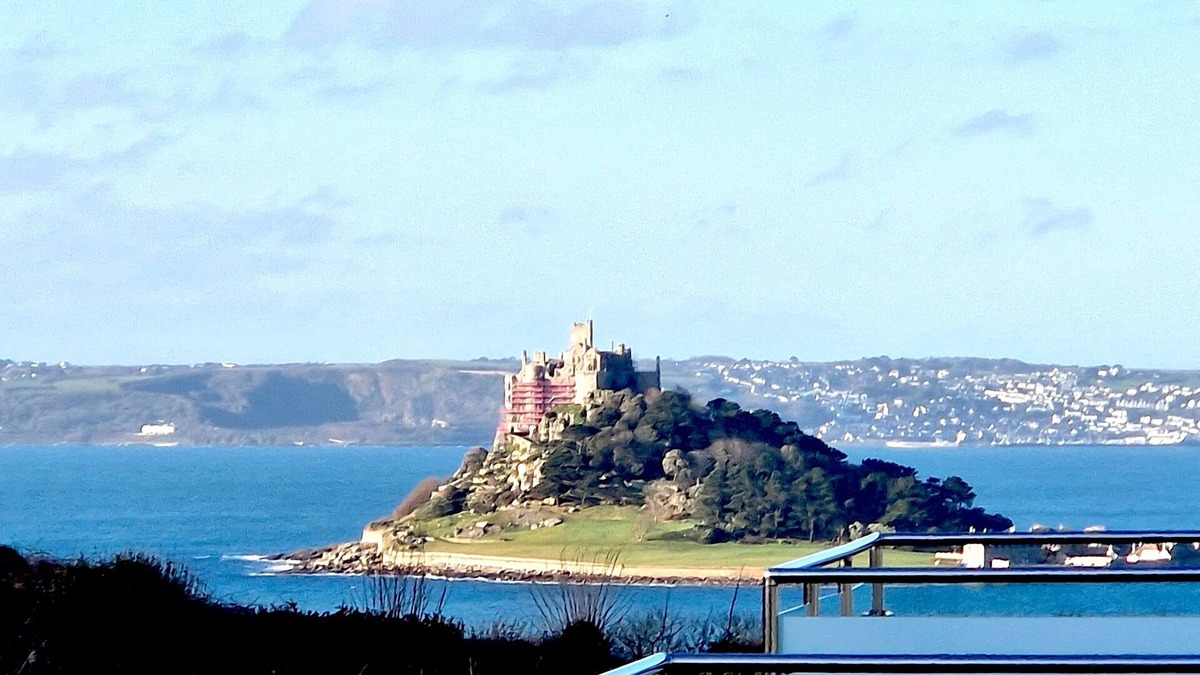 Marazion House | Convenient located. Bright, Spacious , Amazing View Of St Michaels Mount and Sea