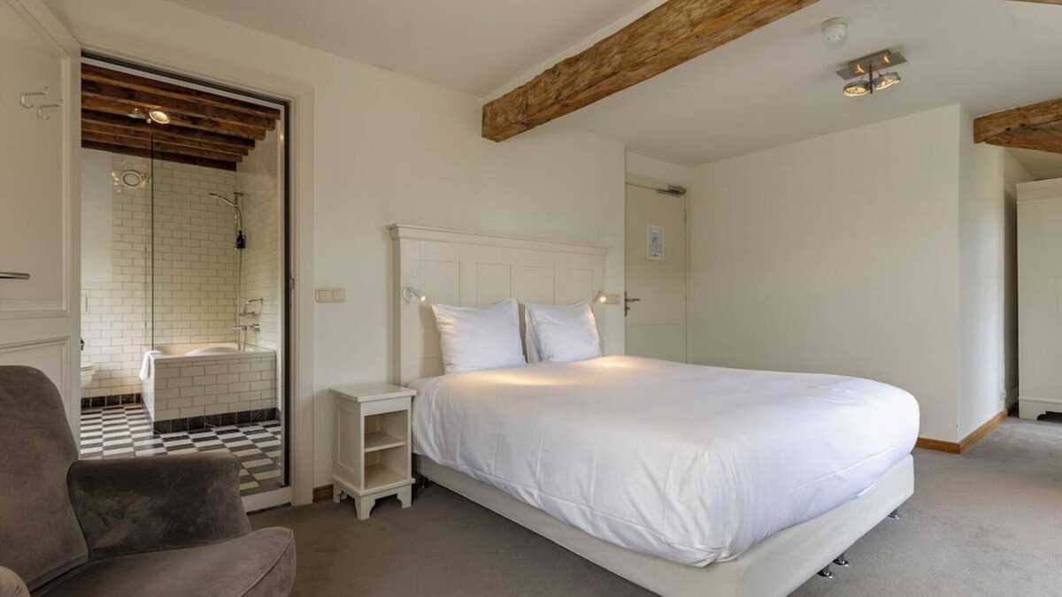 Baarlo Hotel | Convenient Location with Free Parking, Free Dining! Close to Kasteel D'Erp!