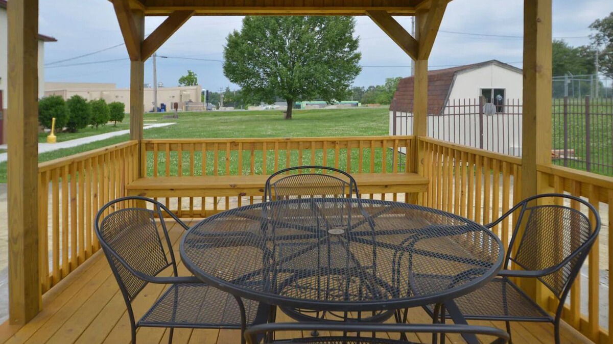 Paducah Hotel | Convenient Paducah Stay – 2 Budget-friendly Units w/Free Parking!