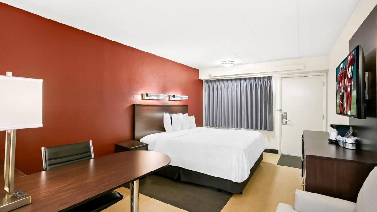 Linthicum Heights House | Convenient Room Near BWI – Free Shuttle Service and Cable TV