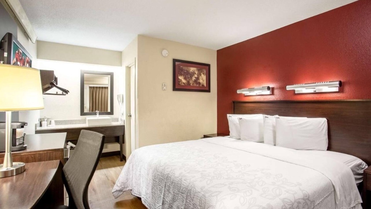 Linthicum Heights House | Convenient Room Near BWI – Steps from Public Transit and Top Restaurants