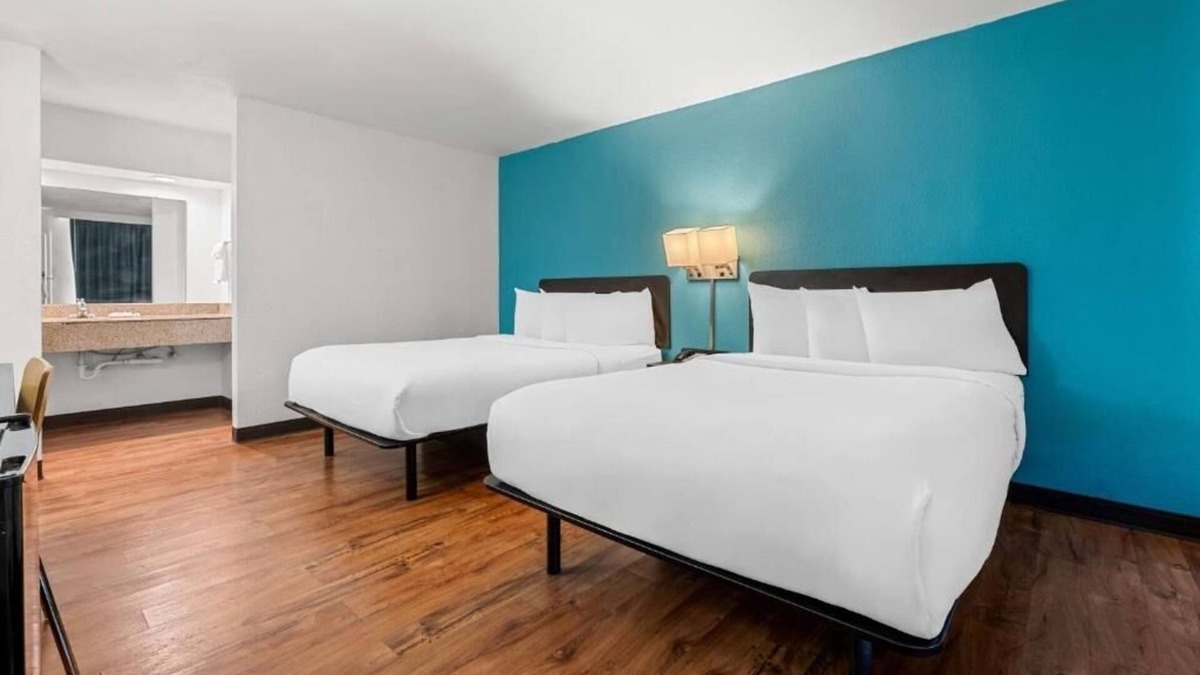 Hamilton Hotel | Convenient Room Right in I-22 | 3 Family Ready Stays w/Free Breakfast