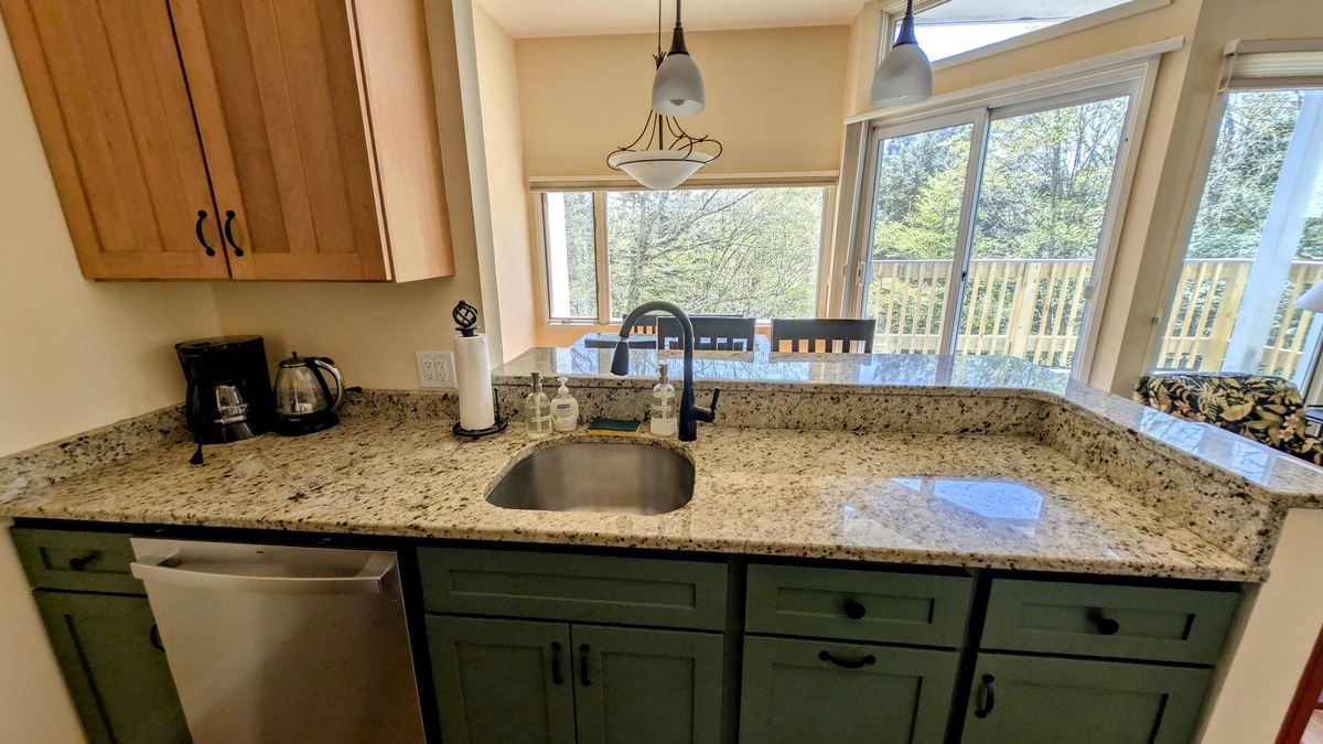Warren Condo | Convenient Skier-friendly 1BR condo, pool, hot tub, gym, tennis, fireplace, wifi