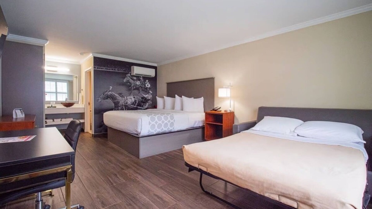 Ocala Apartment | Convenient Stay, Superb Location, Free Breakfast, Pets Allowed, Free Parking