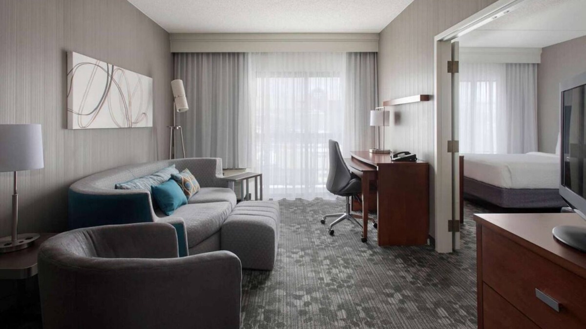 Milford Hotel | Convenient Stay, Superb Location! 2 Modern Units in Milford, Near Calzone Park