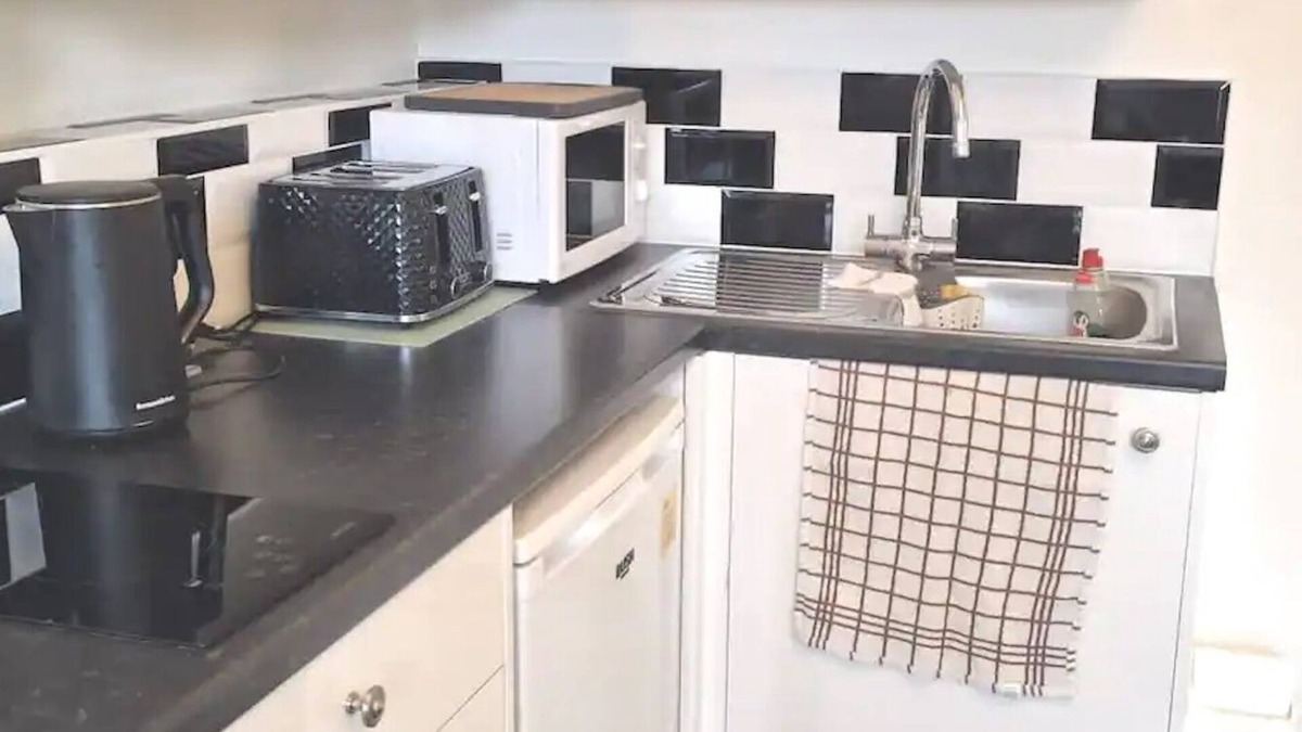 Ealing Common Apartment | Convenient Studio Apartment, Ealing