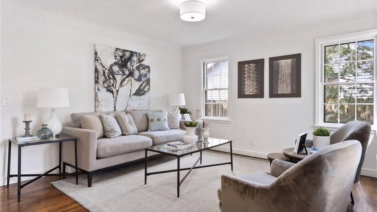 St. Louis Park House | Convenient to lakes, bike trails, parks. Dog-friendly. Fenced Yard.
