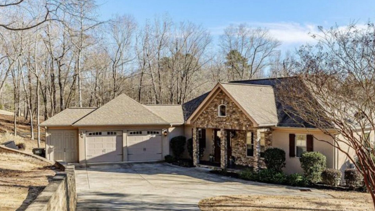 North Augusta House | Convenient to Masters Tournament. Home overlooks golf course/water.