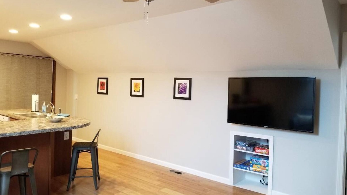 Sunbury Apartment | Convenient to the center of town! Beautifully decorated, quiet apartment.