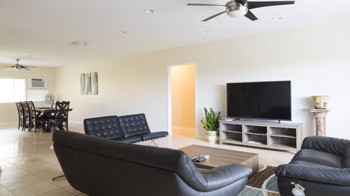 'Aina Haina House | Convenient to Waikiki Large 3000 sqft 4br 2ba house in East Honolulu
