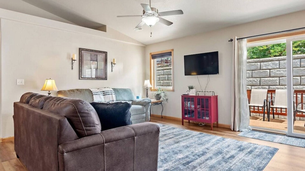 Rapid Valley House | Convenient Townhouse - Near Airport