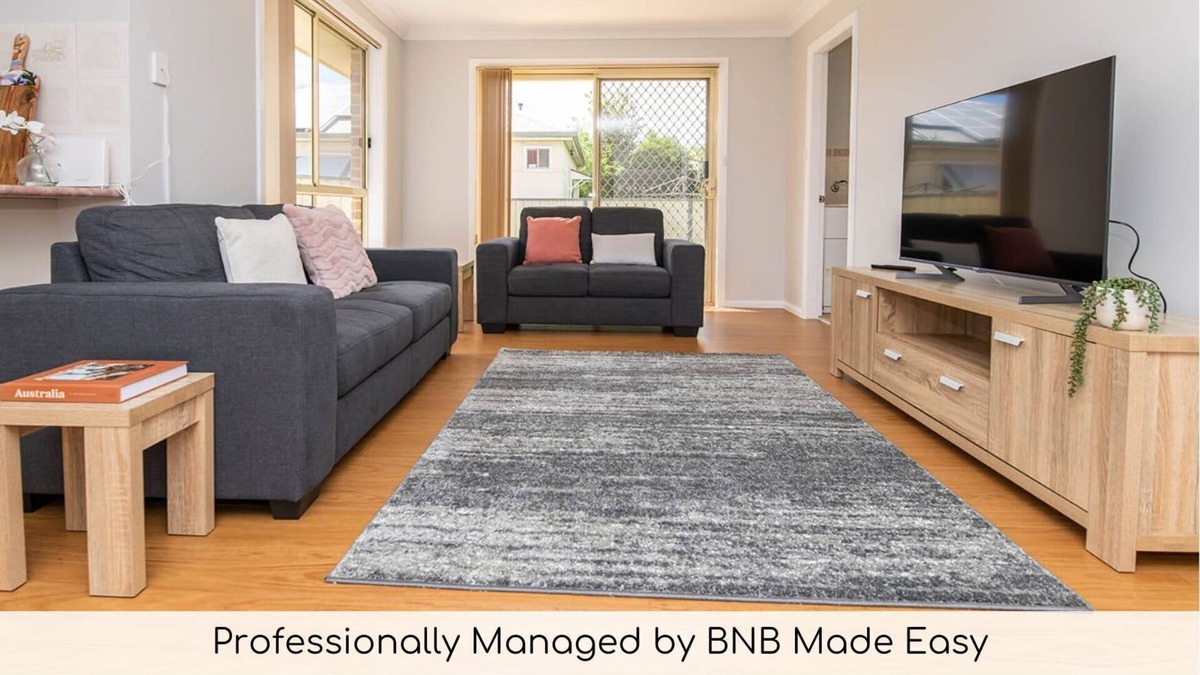 Orange Villa | Convenient Villa on McLachlan - Walk to the CBD