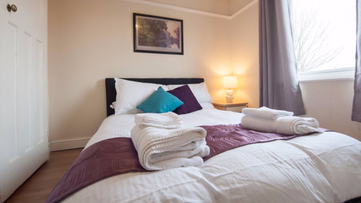 Hinckley House | Conveniently located House With off road parking