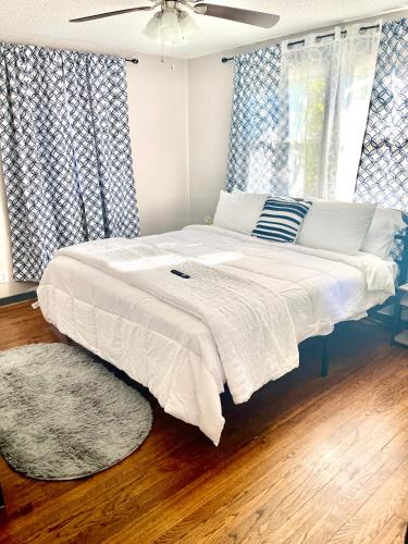 Birmingham House | Conveniently located spacious 3br Bush tavern