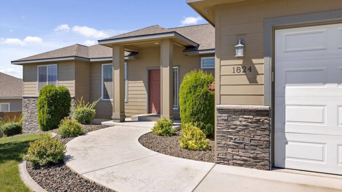 Tri-Cities House | Conveniently located Clean Rambler.