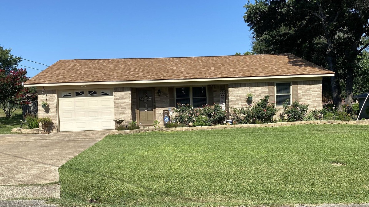Palestine House | Conveniently located 3 bedroom, 2 bathroom home, 5 minutes from downtown.