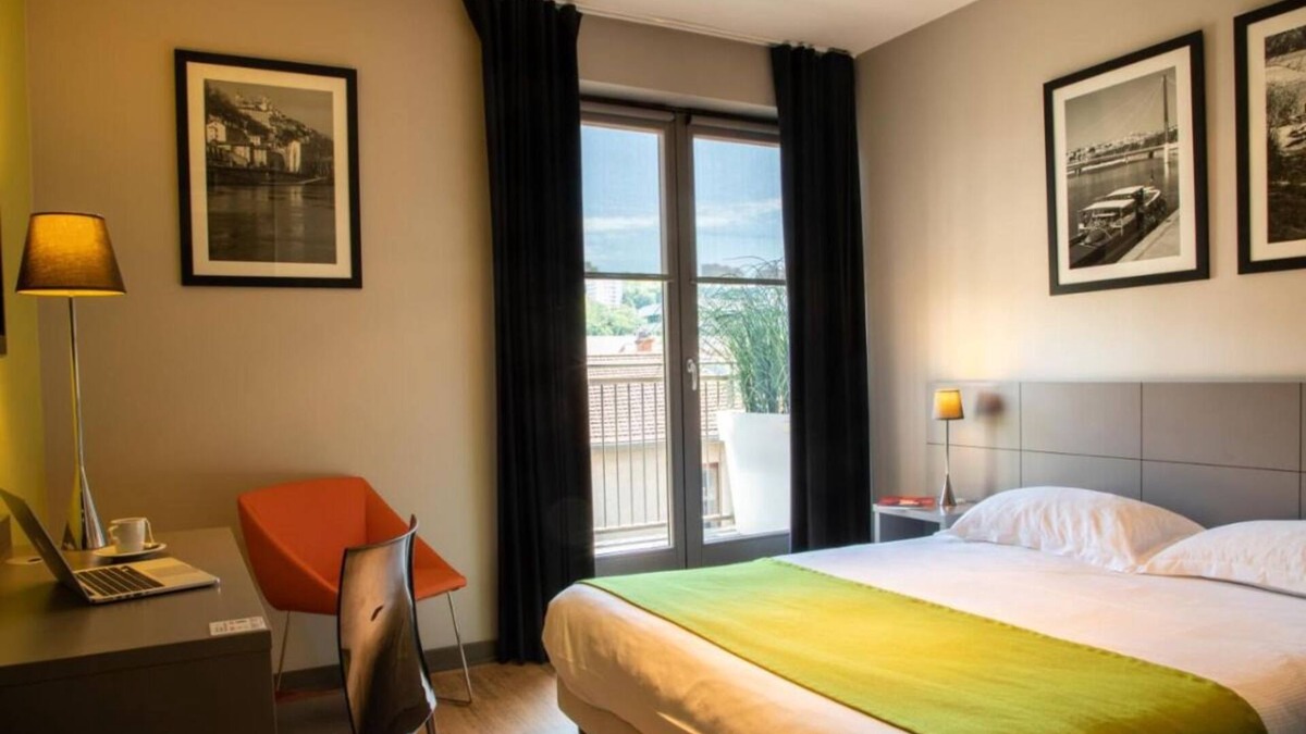 9th Arrondissement Hotel | Conveniently To Excellent Transportation! Pets are Allowed, Onsite Parking!