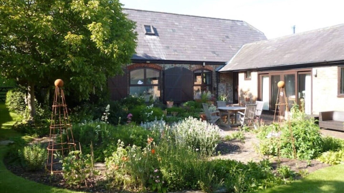 Henfield House | Converted Barn at the foot of the South Downs in four acres of gardens