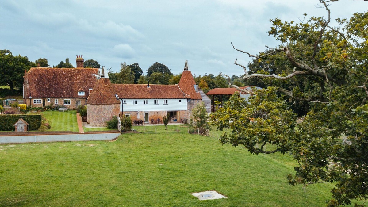 Ewhurst Green House | Converted barn/Oast House with amazing views and EV chargers