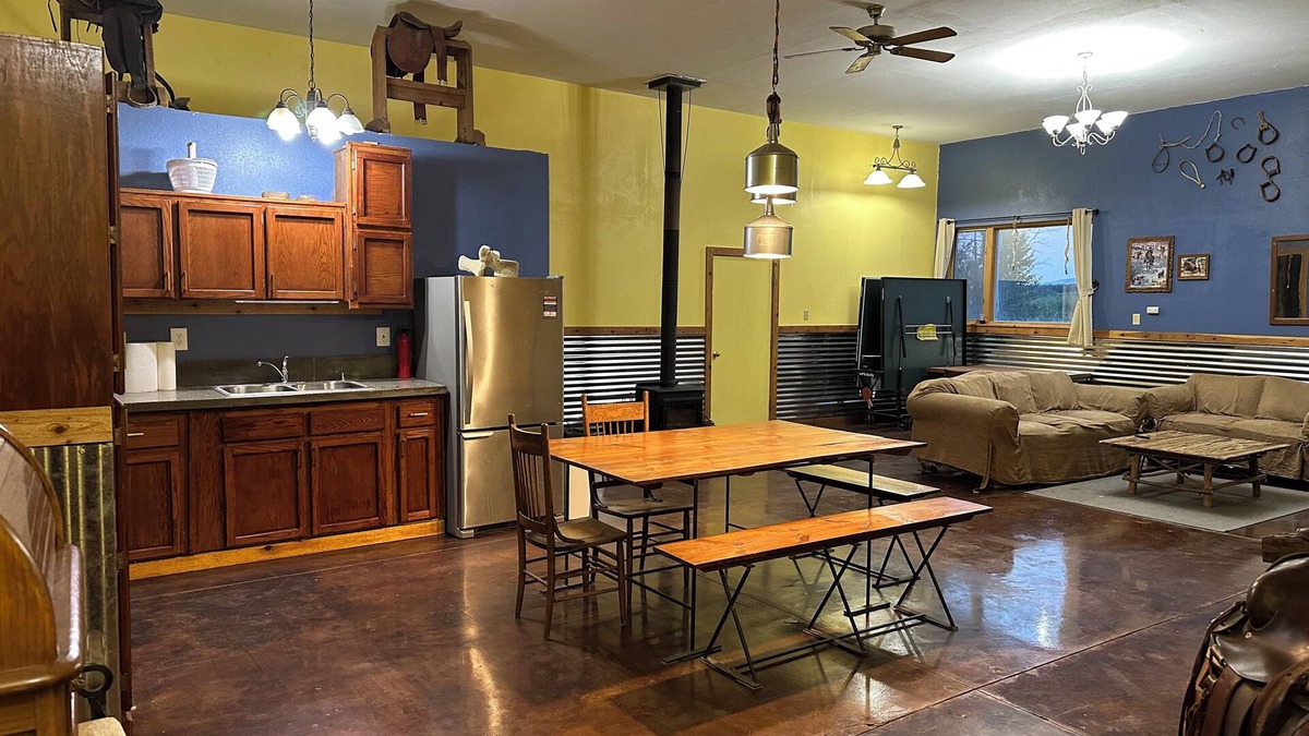 Brownstown House | Converted Barn to your comfy get away, close to Yakima/Naches. FarmnStay Tieton