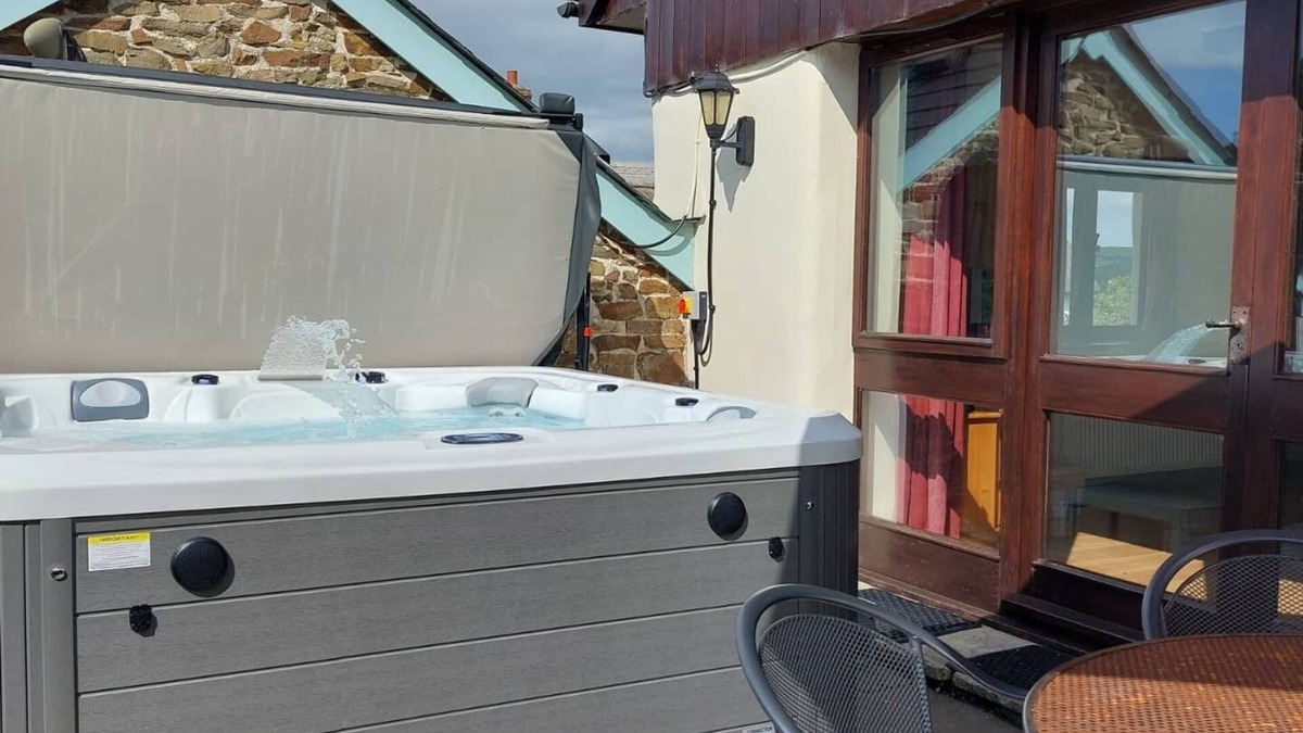 Barnstaple Cottage | Converted barn with hot tub in north devon